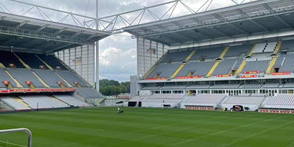 Entretien de la pelouse du stade bollaert près de Lens